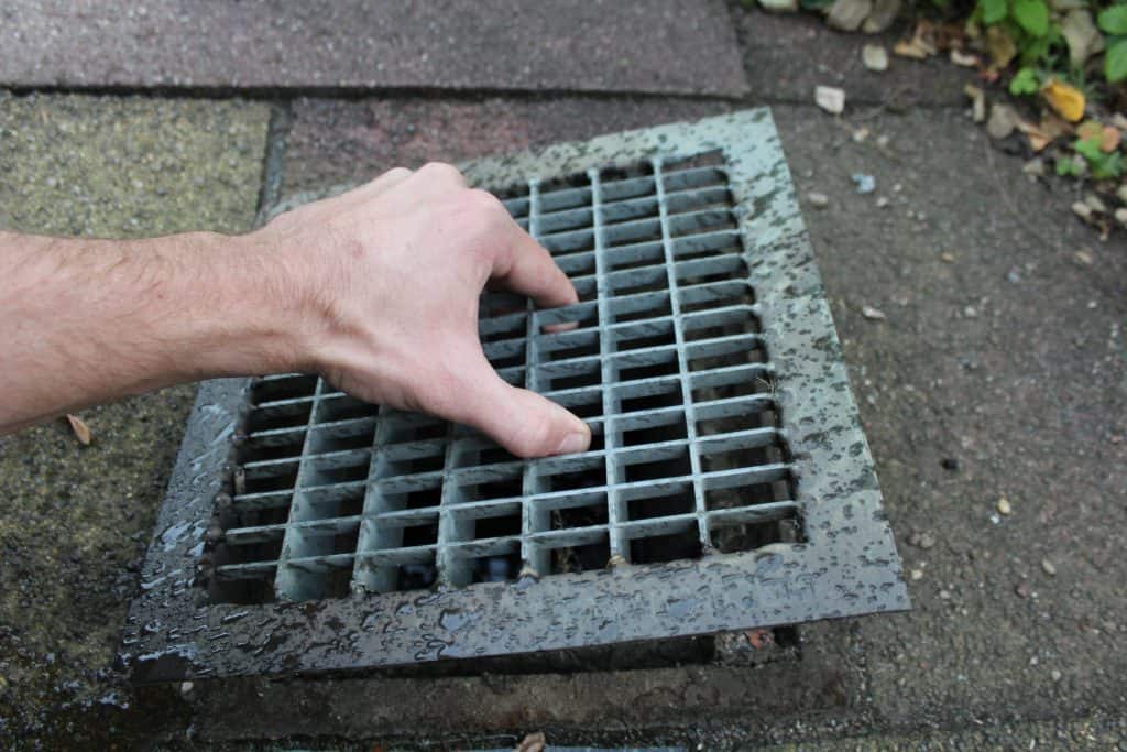 How to lift drain cover without tool